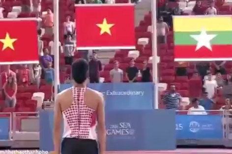 Video SEA Games 28: VĐV Việt Nam dừng thi đấu để chào cờ khi Quốc ca vang lên