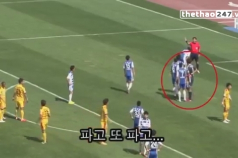 VIDEO: Sút trượt penalty vì anh chàng thủ môn láu cá