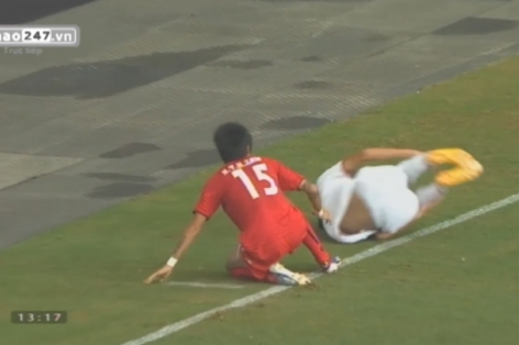 VIDEO: Tình huống vào bóng thô bạo của hậu vệ Myanmar với Ngọc Thắng