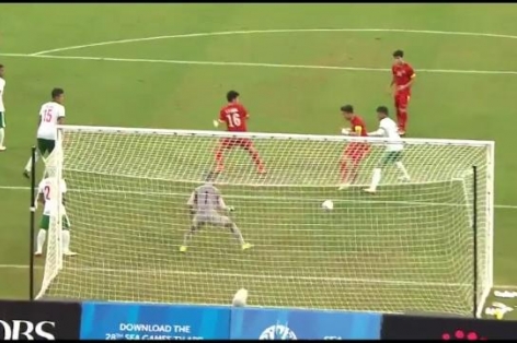 Video SEA Games 28: Quế Ngọc Hải dứt điểm tinh tế nâng tỷ số lên 5-0 cho U23 Việt Nam