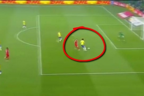 VIDEO: Pha kiến tạo thảm họa của David Luiz cho tiền đạo đối phương
