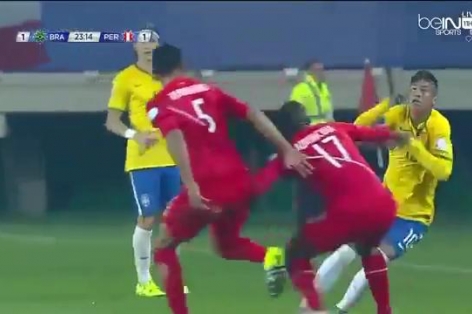 VIDEO: Pha bóng như làm xiếc của Neymar với các cầu thủ Peru