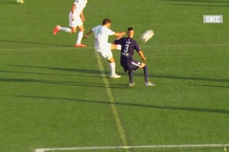 VIDEO: Siêu phẩm volley ghi bàn từ 40m của Raul Gonzalez