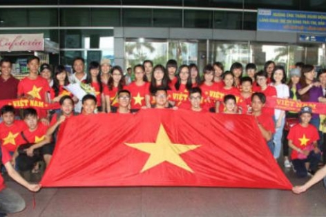 VIDEO: CĐV nồng nhiệt chào đón U23 Việt Nam về nước