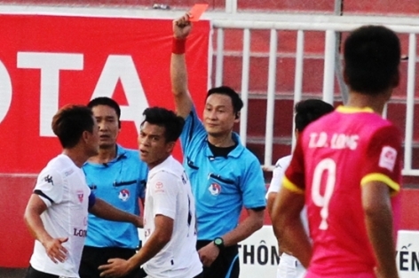 VIDEO: Tuyển thủ U23 VN nhận thẻ đỏ trực tiếp vì hành vi chơi xấu