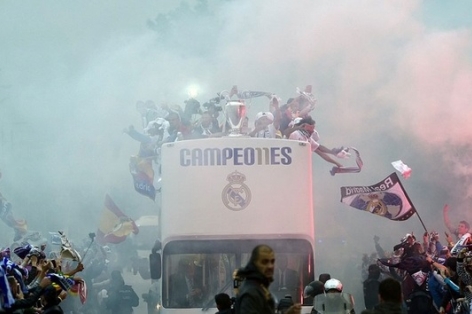 VIDEO: Real diễu hành ăn mừng chức vô địch trên đường phố Madrid