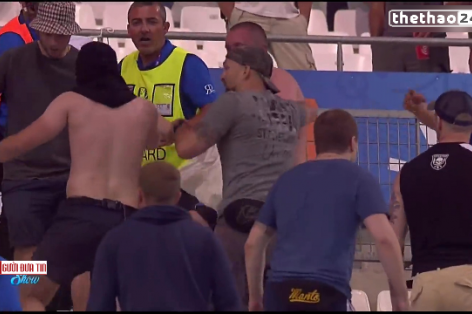 VIDEO: CĐV Anh bị đánh ngay sau trận đấu