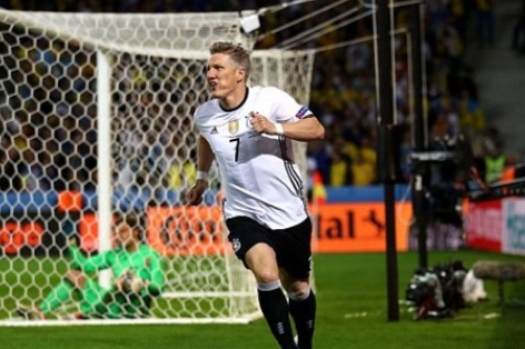 VIDEO: Schweinsteiger ghi bàn phút bù giờ ấn định tỷ số 2-0 cho tuyển Đức