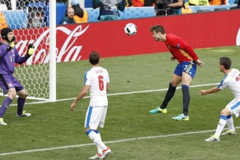 VIDEO: Iniesta kiến tạo, Pique mở tỷ số cho Tây Ban Nha