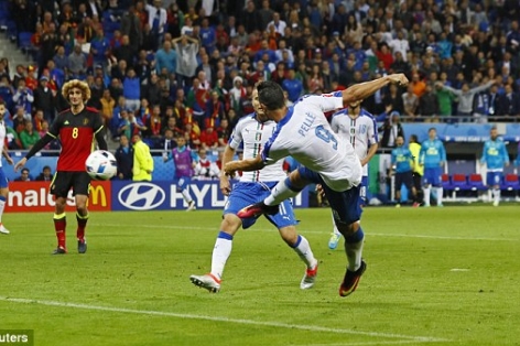 VIDEO: Pelle tung người bắt volley ấn định tỷ số cho Italia ở phút 92