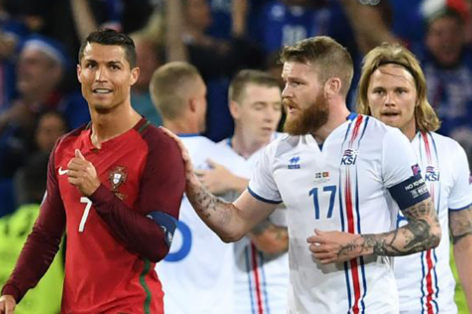 Đội trưởng Iceland lên tiếng về việc Ronaldo từ chối đổi áo