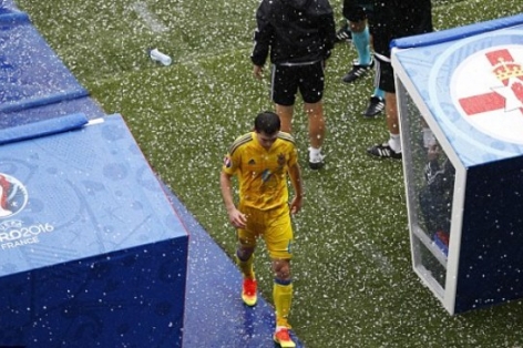 VIDEO: Trận đấu giữa Ukraine vs Bắc Ireland phải tạm hoãn vì mưa đá