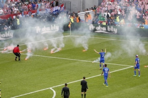 VIDEO: CĐV Croatia ném pháo sáng làm loạn trận đấu với CH Séc