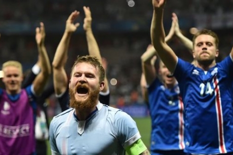 VIDEO: BLV Iceland tái xuất với màn gào thét khản giọng trận Anh - Iceland