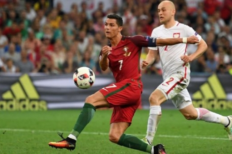 Pha bỏ lỡ không tưởng của Ronaldo khi đối mặt thủ môn Ba Lan