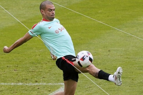 Bồ Đào Nha trước nguy cơ mất Pepe ở bán kết EURO 2016