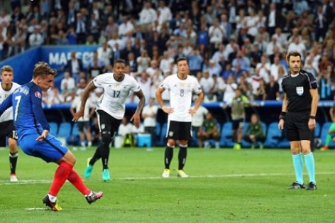 VIDEO: Griezmann mở tỷ số trên chấm 11m (Pháp 1-0 Đức)