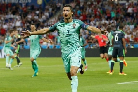 Quá toàn năng, Ronaldo khiến tuyển Pháp lo ngay ngáy