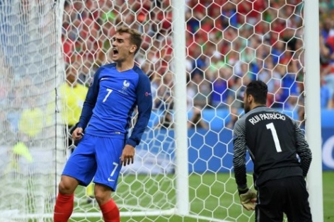 Những pha tấn công nguy hiểm của tuyển Pháp trong hiệp 1