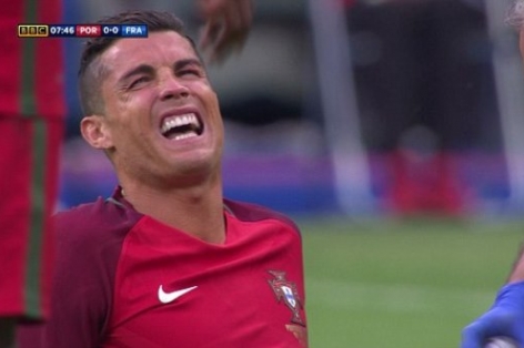 VIDEO: Pha va chạm khiến Ronaldo bị nằm sân
