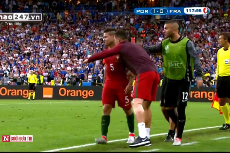 VIDEO: Ronaldo động viên đồng đội thi đấu trở lại sau chấn thương