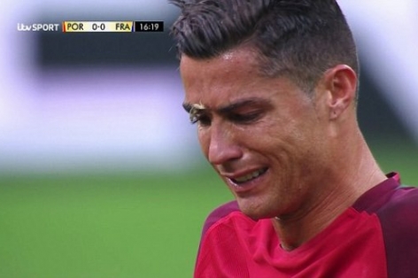 VIDEO: Ronaldo khóc vì không thể tiếp tục thi đấu