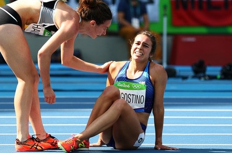 VIDEO: Khoảnh khắc xúc động nhất Olympic của 2 nữ VĐV chạy 5000m