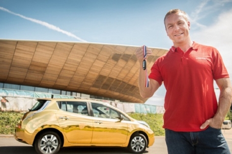 Vận động viên giành HCV Olympic được tặng xe Nissan mạ vàng