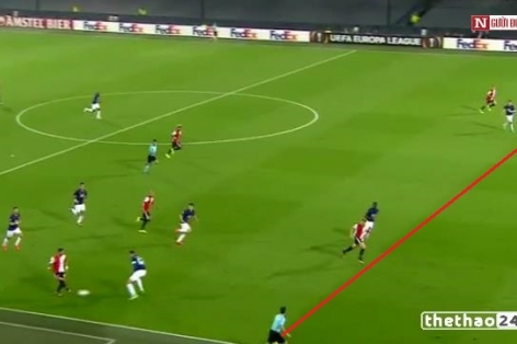 VIDEO: Pha ghi bàn việt vị khiến MU thua oan trước Feyenoord