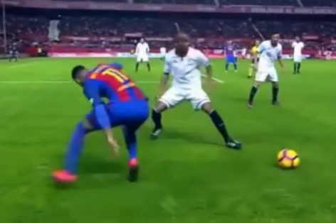 VIDEO: Pha lừa bóng lỗi hài hước của Neymar vs Sevilla