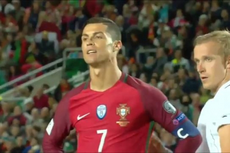 VIDEO: Ronaldo ghi tuyệt phẩm và bỏ lỡ penalty trước Latvia