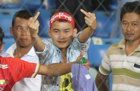 Tin nóng AFF Cup 21/11: CĐV Myanmar giơ 'ngón tay thối' về tuyển VN
