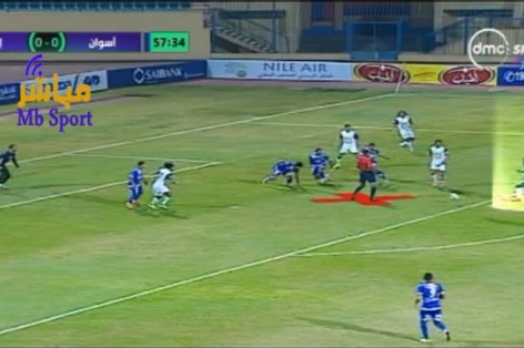 VIDEO: Trọng tài vô tình ghi bàn và công nhận bàn thắng ở Ai Cập