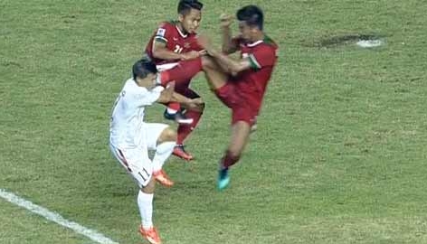 VIDEO: Pha kungfu của cầu thủ Indonesia khiến Thành Lương nằm sân