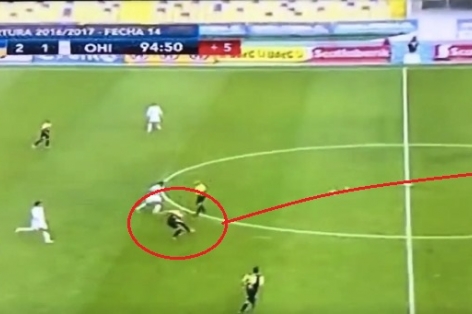 Dâng lên như Neuer, thủ môn phải ngỡ ngàng với cú volley không tưởng từ giữa sân