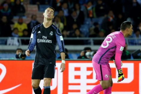 VIDEO: Ronaldo bỏ lỡ không tưởng khi cách khung thành trống 2m