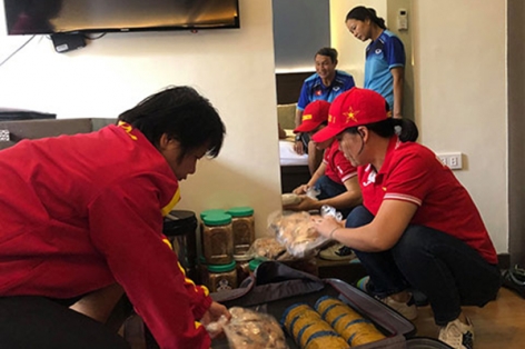 Ấm lòng đội tuyển nam nữ Việt Nam chia sẻ thực phẩm dịp SEA Games