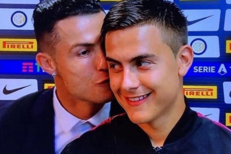Ronaldo khiến Dybala bối rối khi trao... nụ hôn