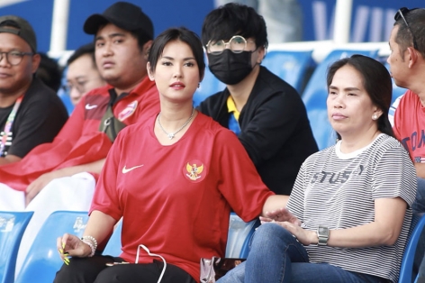 'Thánh nữ' Ozawa xuất hiện ở SEA Games 30, cổ vũ Indo đấu Thái Lan