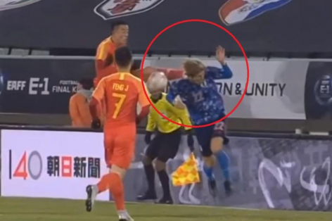VIDEO: Cầu thủ Trung Quốc bay người đạp thẳng vào đầu đối phương