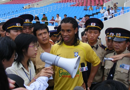 Xác định ngày Ronaldinho trở lại Việt Nam