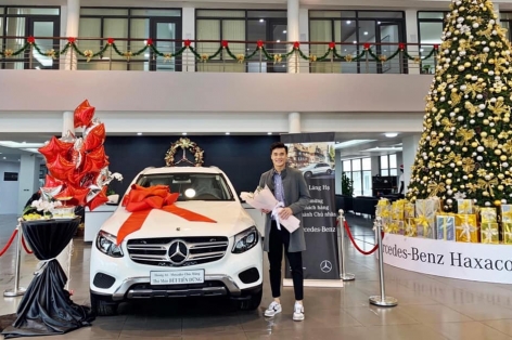 Thủ môn Bùi Tiến Dũng chính thức nhận xe Mercedes-Benz