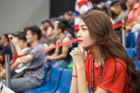 Á hậu Lệ Hằng tiếp lửa cho VĐV Việt Nam tại SEA Games 29