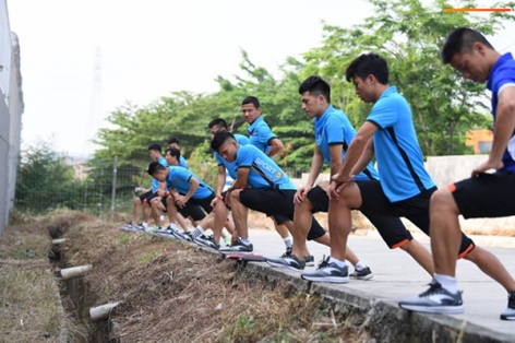 Olympic Việt Nam tập cạnh cống thoát nước, NHM bức xúc