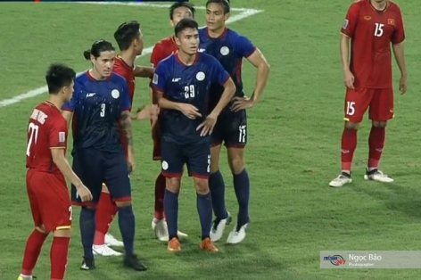 Video tình huống va chạm giữa Văn Hậu và cầu thủ Philippines