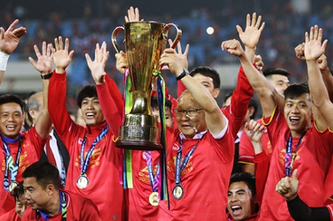 VIDEO: Khoảnh khắc ĐT Việt Nam nâng cao cúp vô địch AFF Cup 
