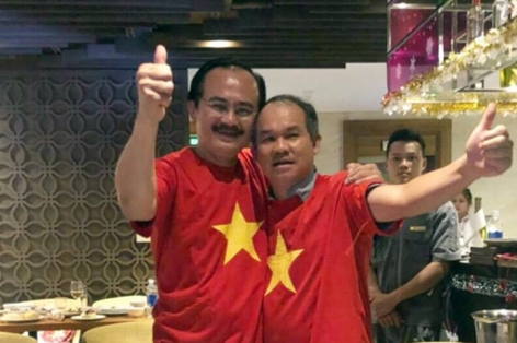 Xúc động 2 ông bầu giản dị ăn mừng chức vô địch của ĐT Việt Nam