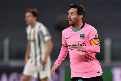 Tin HOT bóng đá 3/11: Messi 'bật' HLV trong phòng thay đồ