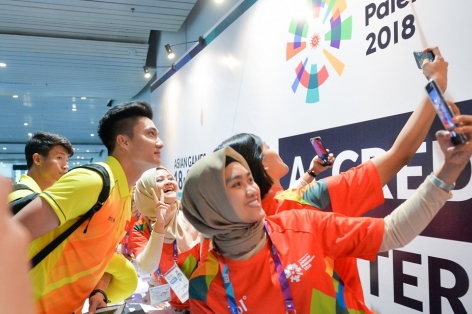 Các cầu thủ Olympic Việt Nam gây sốt trên đất Indonesia