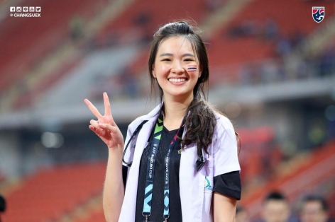 Ngắm nữ bác sĩ ĐT Thái Lan gây sốt tại AFF Cup vì quá xinh đẹp